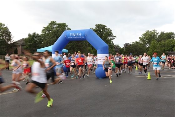 People running in the Rotary Race